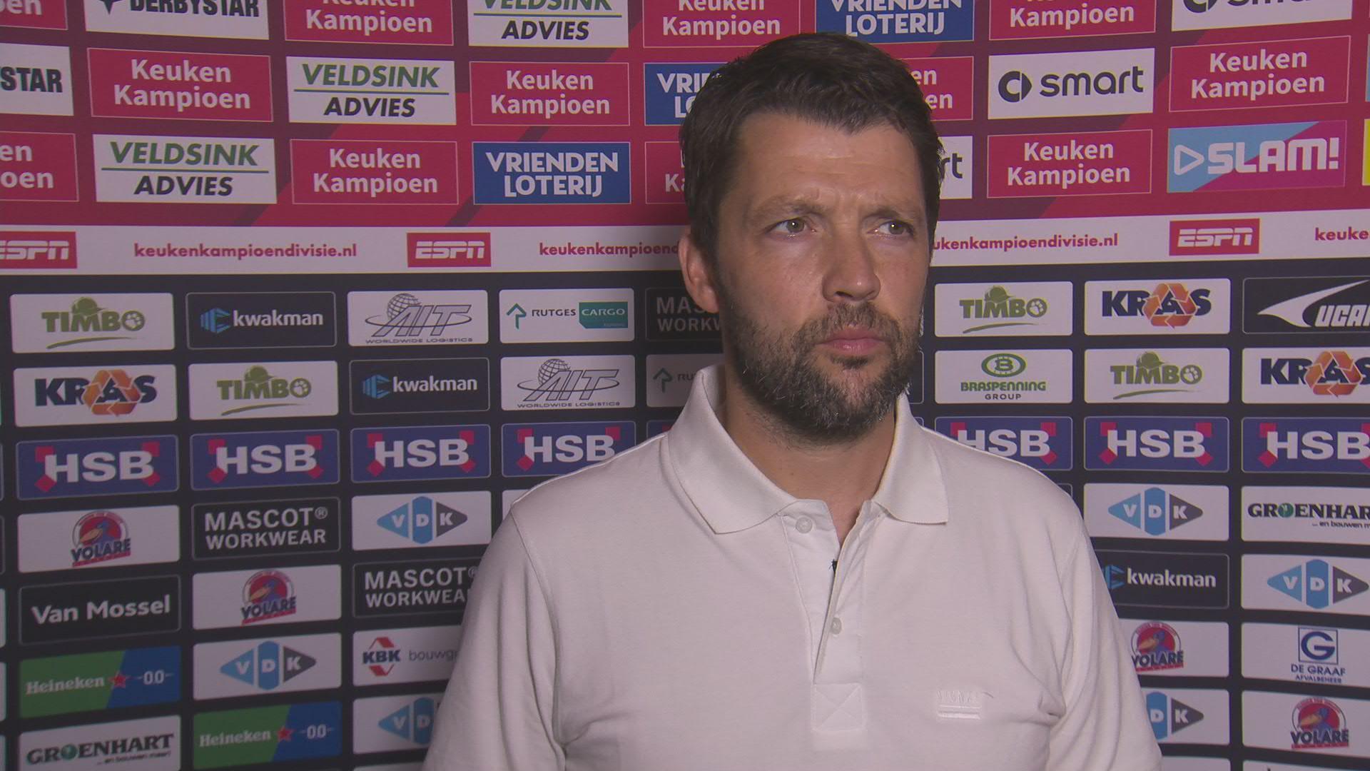 Schreuder: "We geven deze wedstrijd na twee spelhervattingen weg"