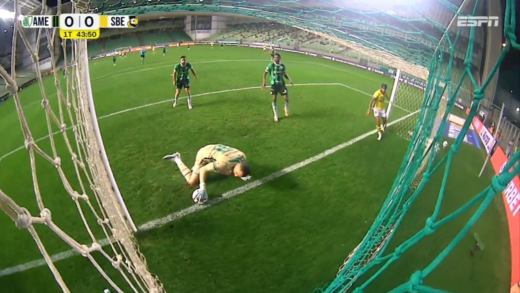 INACREDITÁVEL! Rodrigo Ferreira bate cruzado, bola bate nas duas traves e goleiro do América-MG salva
