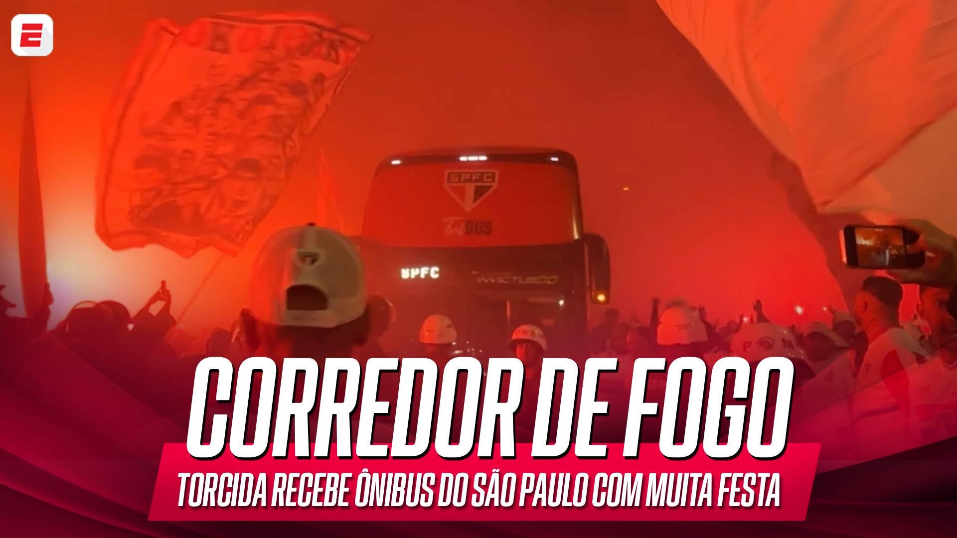 Corredor de fogo do São Paulo! Torcida recepciona ônibus do clube com muita festa antes de duelo contra o Boca pela Sul-Americana