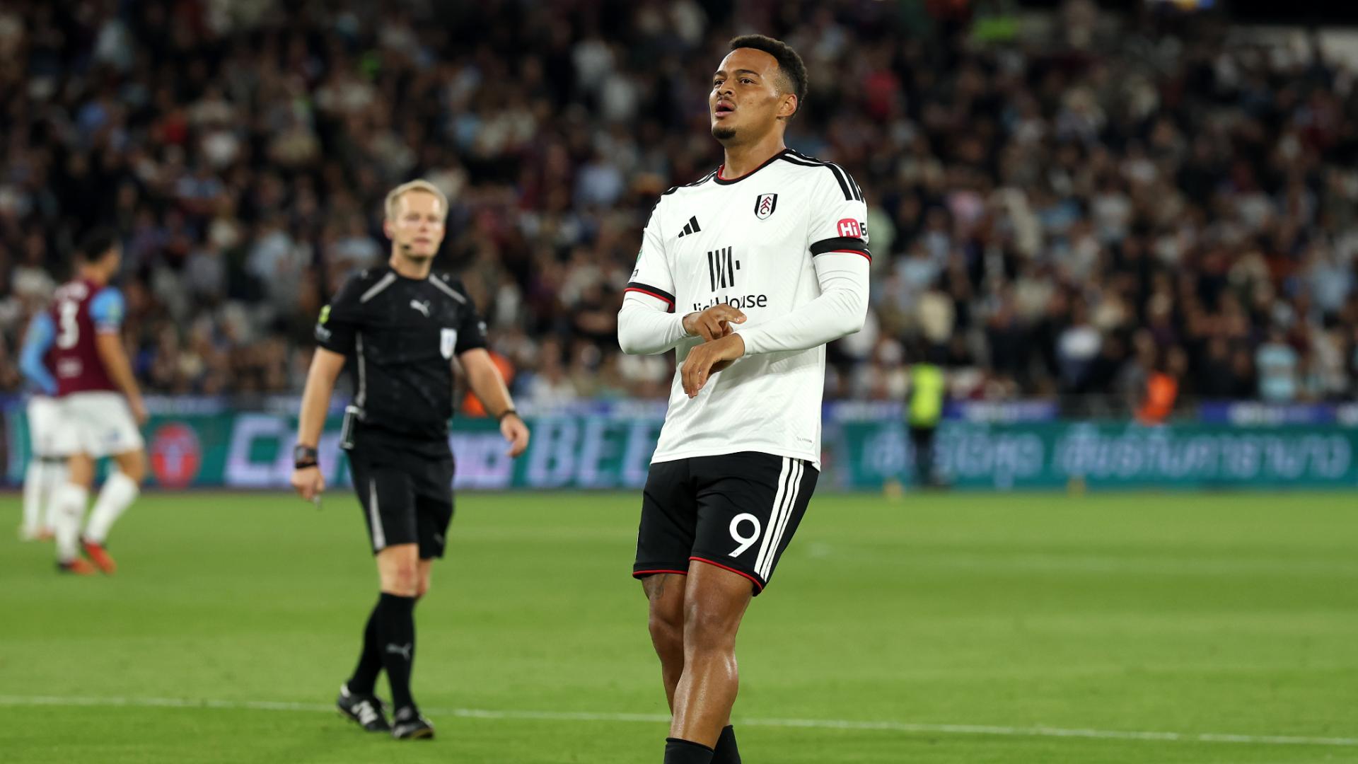 Rodrigo Muniz, ex-Flamengo, marca contra o West Ham na Copa da Liga Inglesa; VEJA