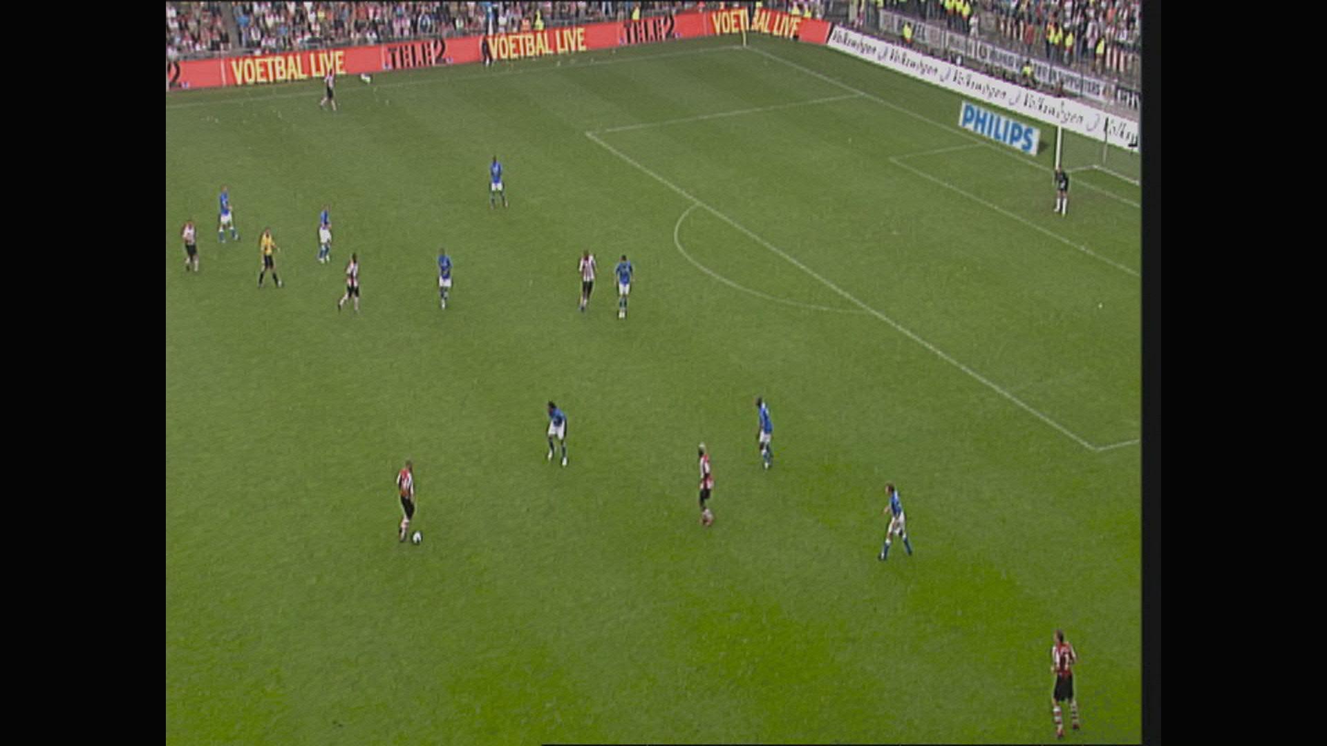 Alex schiet de 2-0 binnen tegen Feyenoord