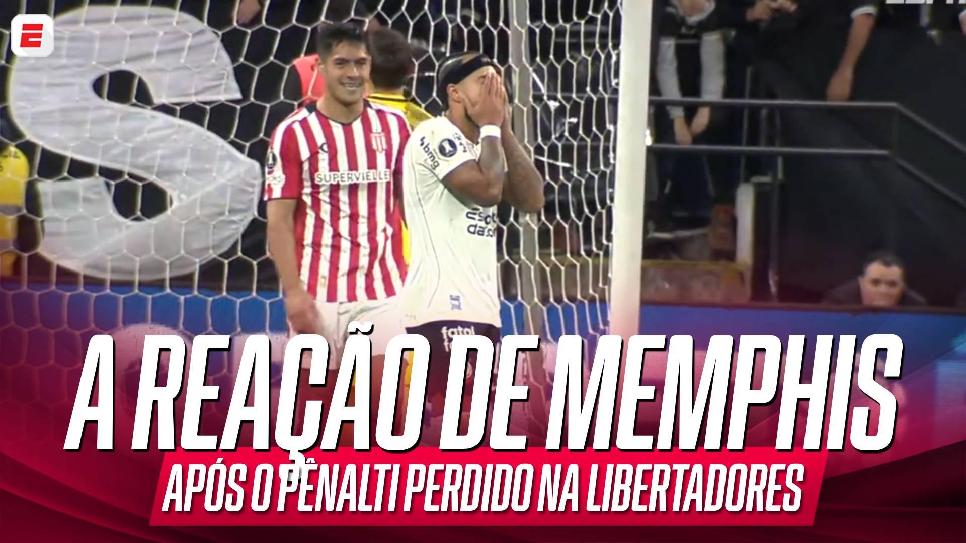 A reação desolada de Memphis Depay após o pênalti perdido em Corinthians x Estudiantes e a eliminação na Libertadores