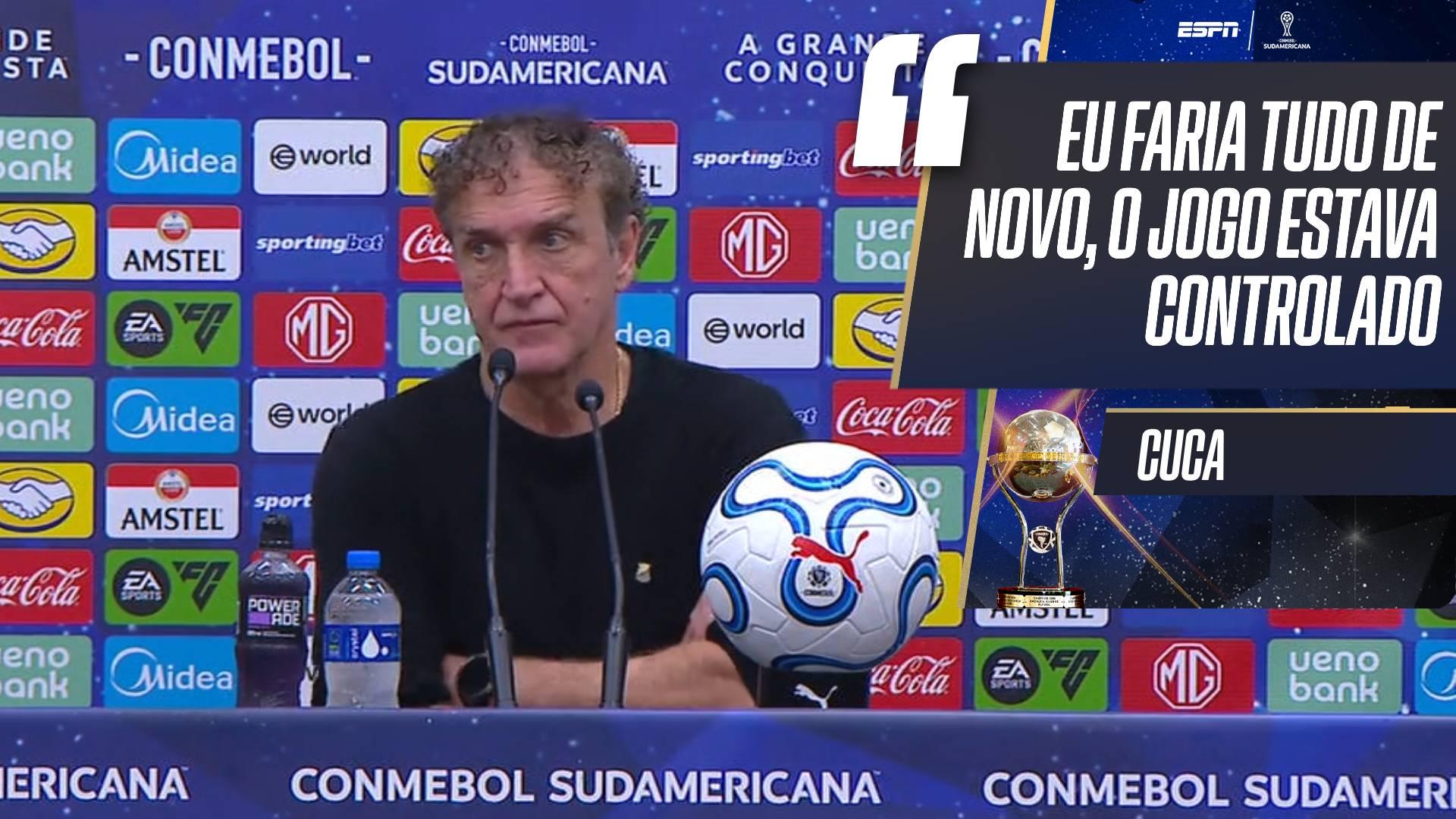Cuca se irrita com jornalista e defende substituições após eliminação do Santos na Sul-Americana: 'Faria tudo de novo'