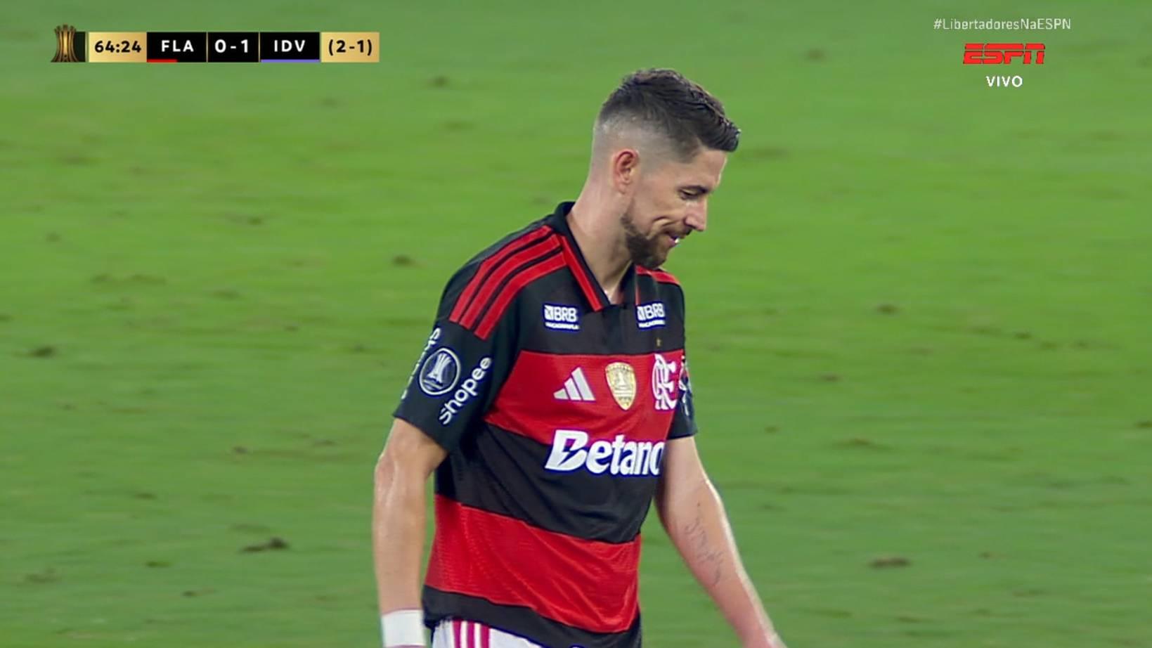 Jorginho expulso! Meia do Flamengo recebe segundo amarelo e deixa equipe com um a menos contra o Del Valle; VEJA