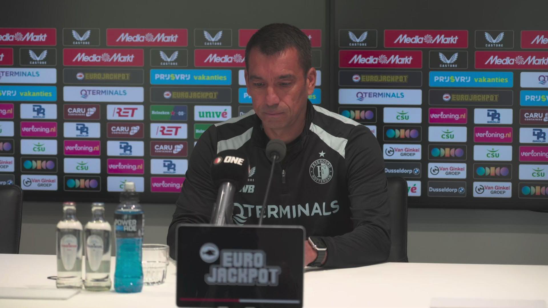 Van Bronckhorst verheugd over eerste Oranje-oproep van Zechiël: "Geweldig voor hem"