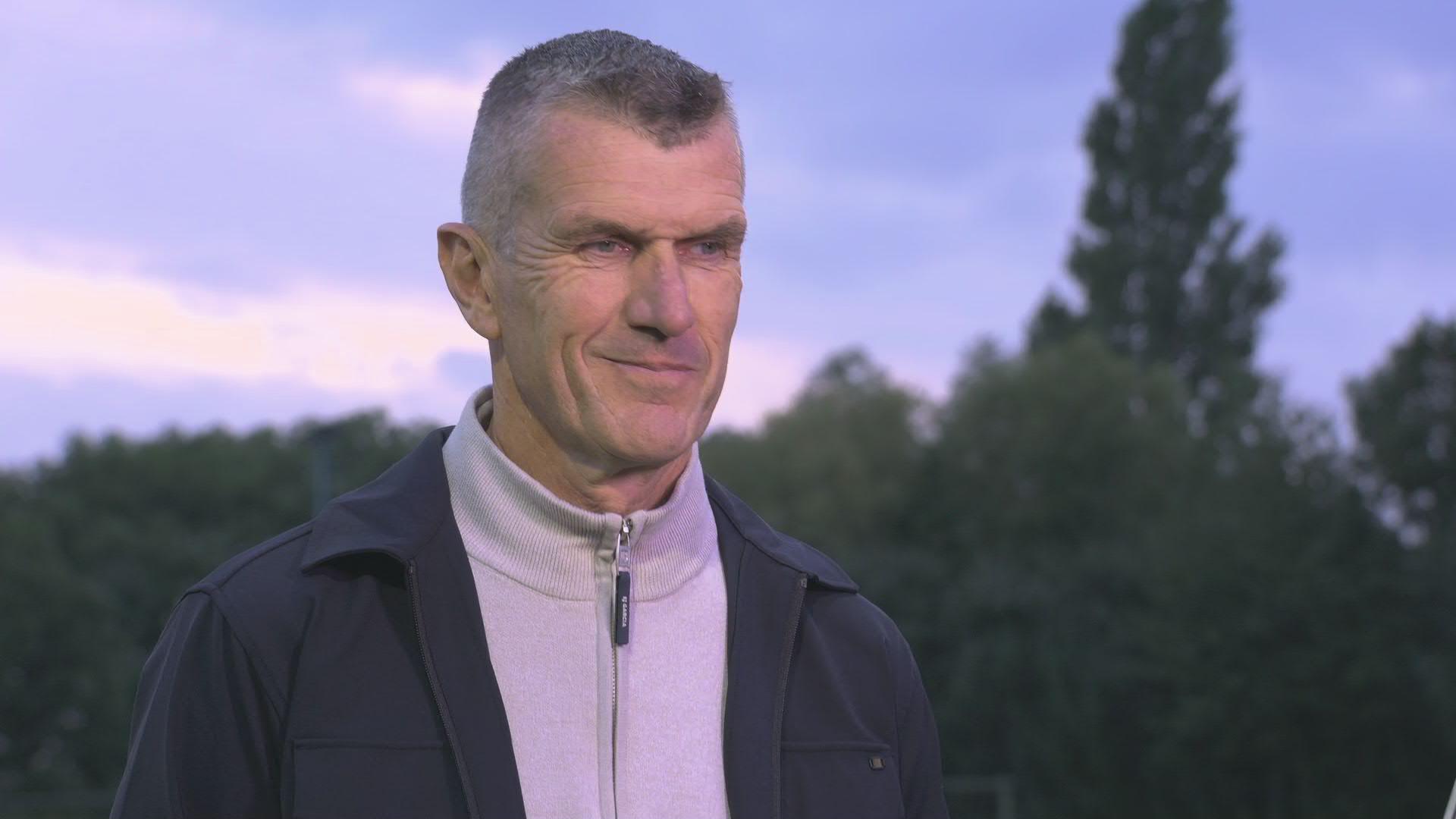 Dijkhuizen: "Ik heb buitenspelers die elke bal in de voeten willen en daar word ik af en toe helemaal gek van"