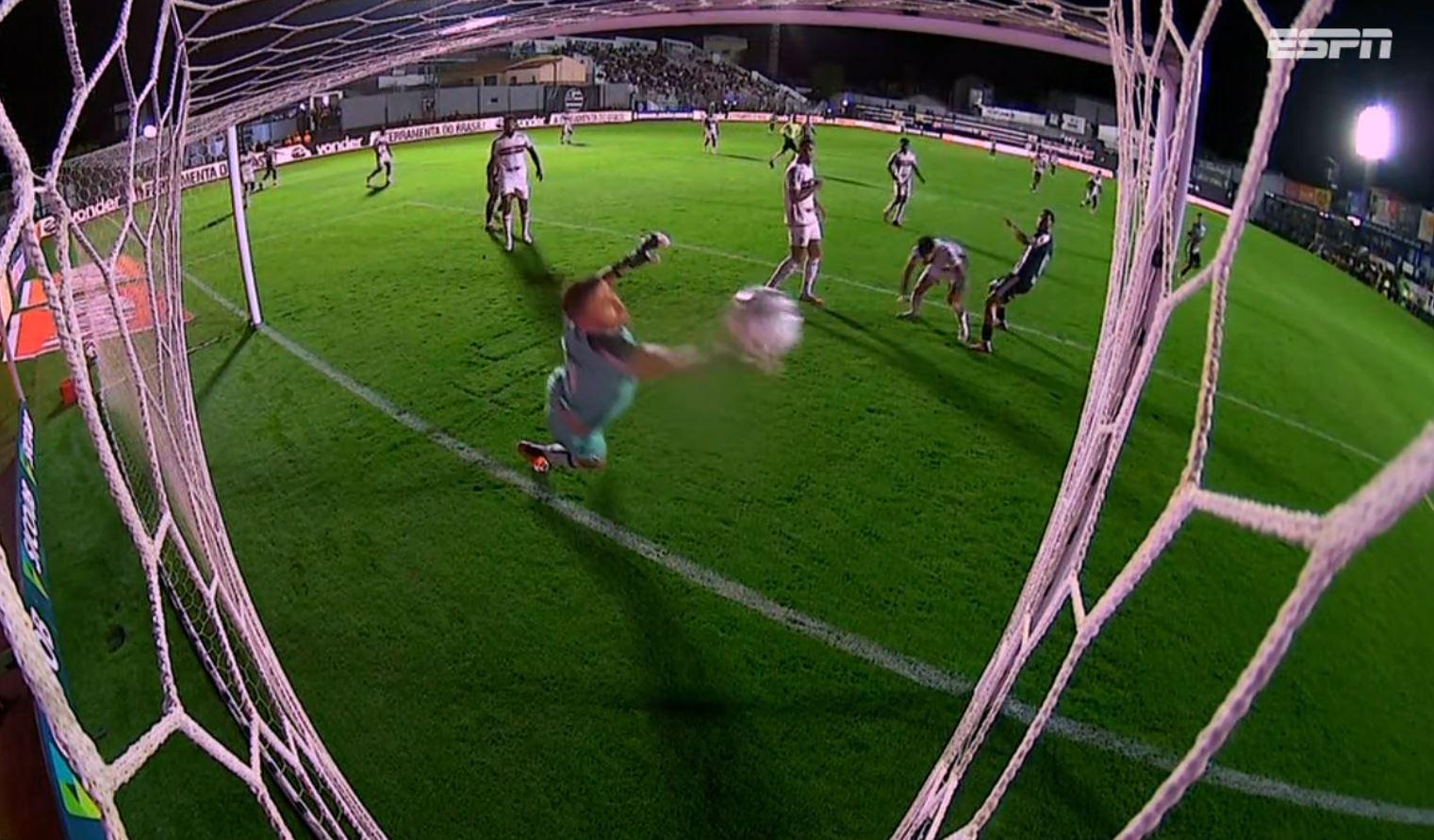 Gol polêmico na Série B! Athletic abre o placar contra o Botafogo-SP em lance duvidoso; ASSISTA