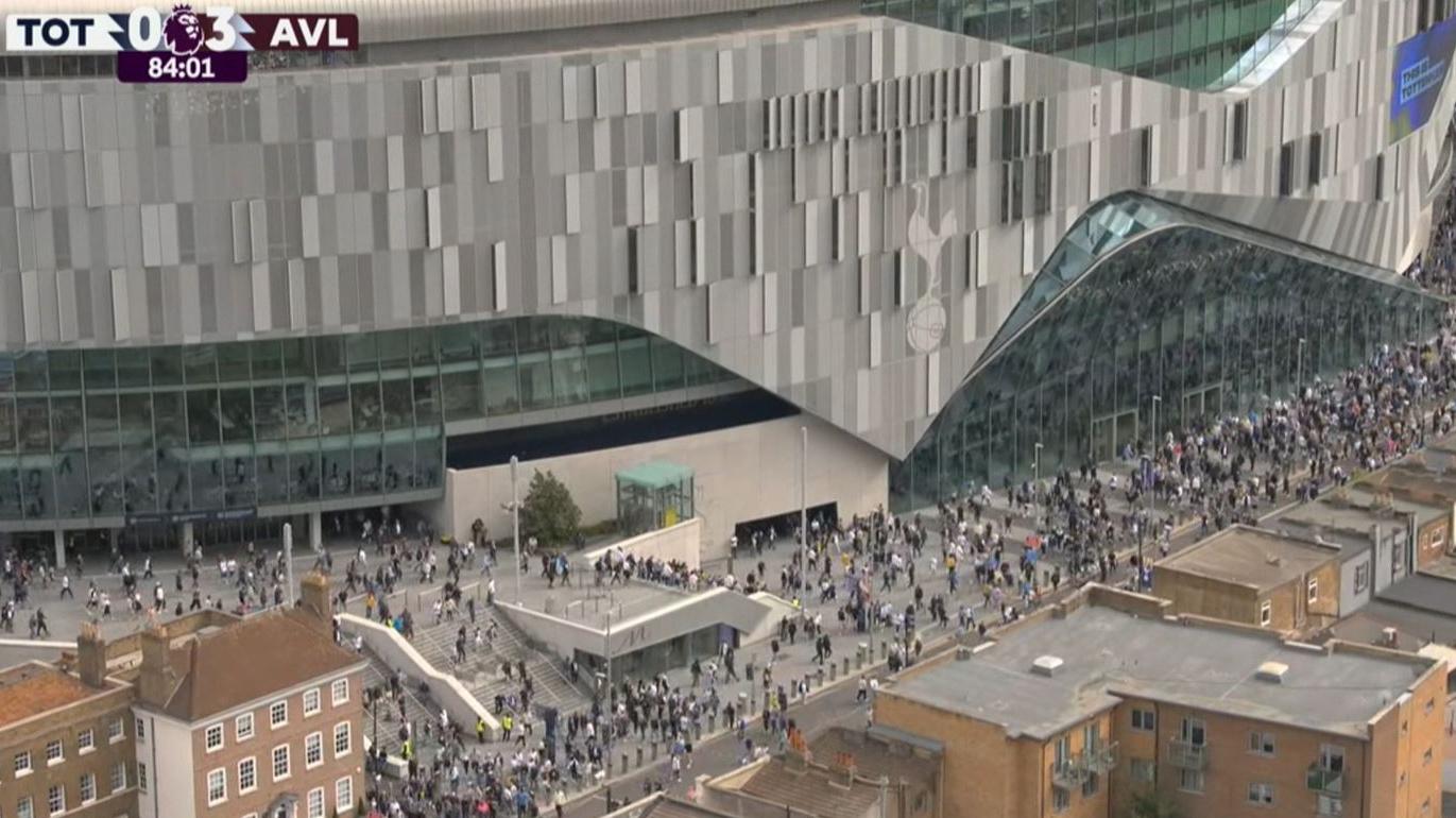 Surreal! Milhares de torcedores do Tottenham abandonam o jogo e o estádio após o 3º gol do Aston Villa