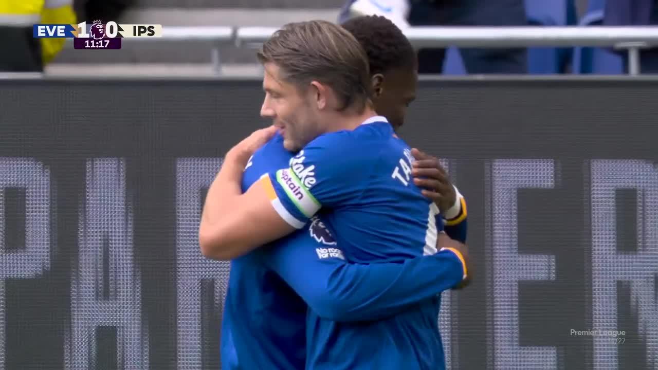 ¡La suerte ayudó al Everton! Barry marcó el primero