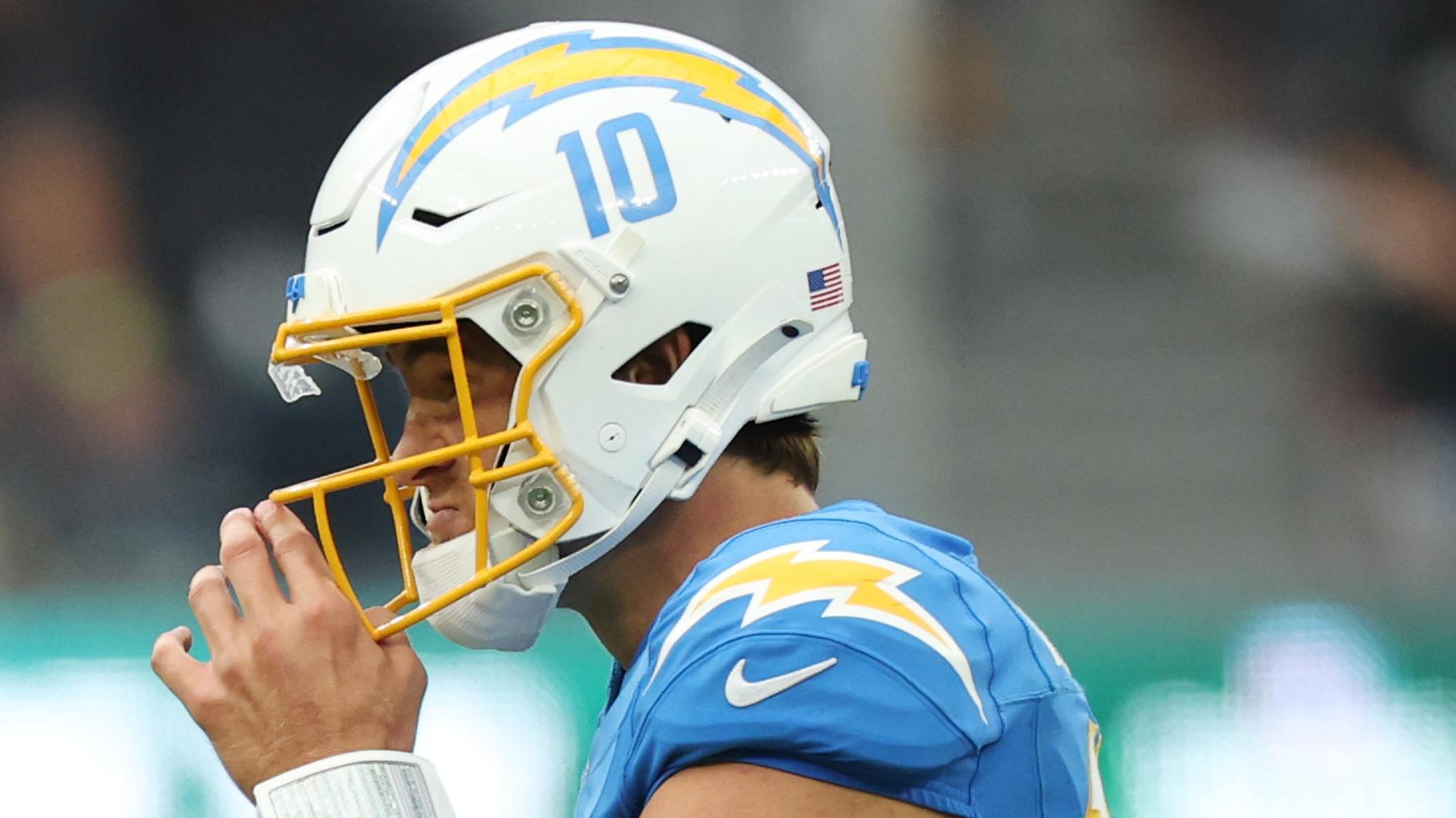Kirk Cousins connects with Cody White for 2 TDs and Raiders beat Chargers 26-14
