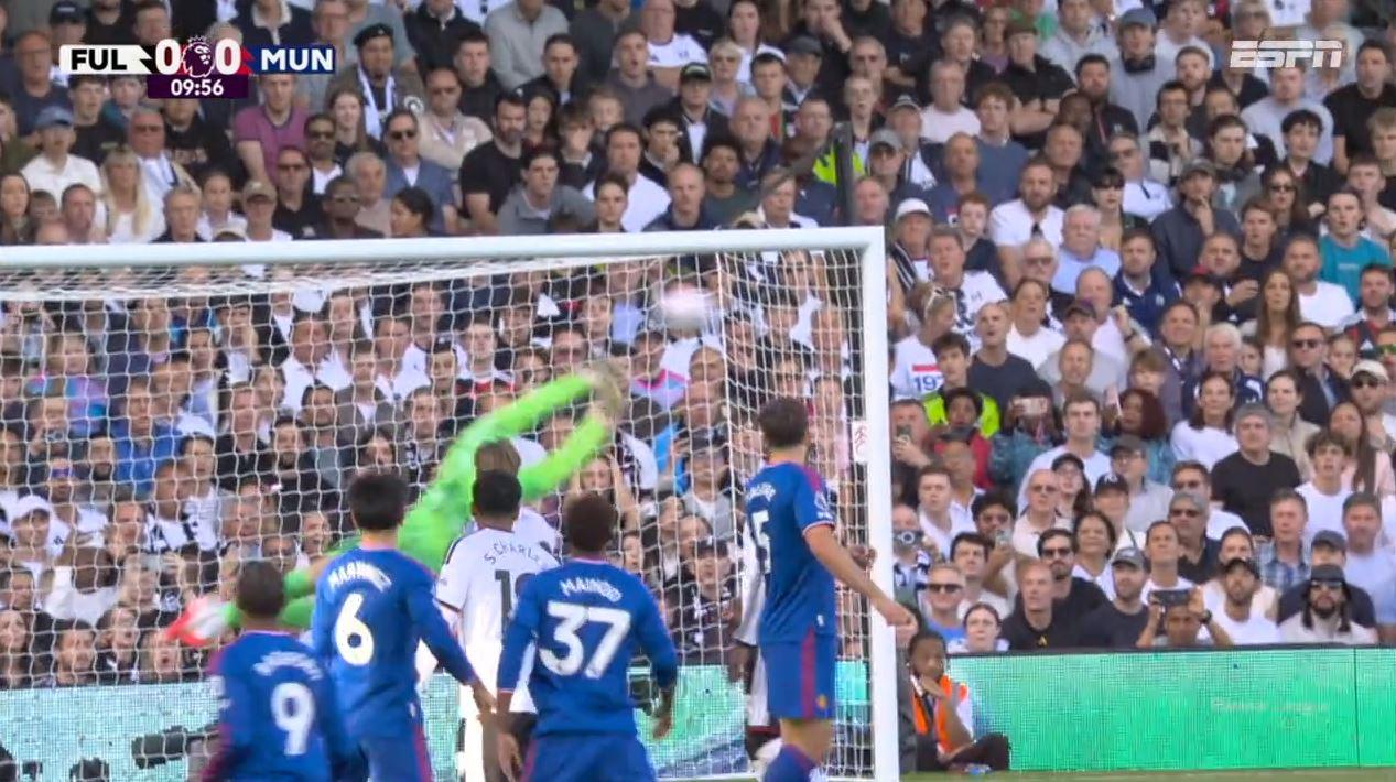 Quase gol do United! Lisandro Martínez manda 'pancada', mas Leno faz defesaça para o Fulham
