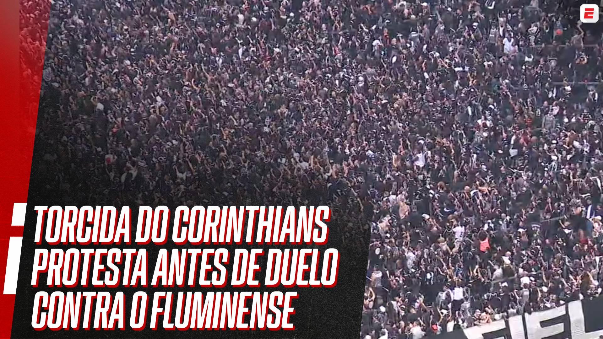 Torcida do Corinthians fica de costas e protesta antes de duelo contra o Fluminense pelo Brasileirão