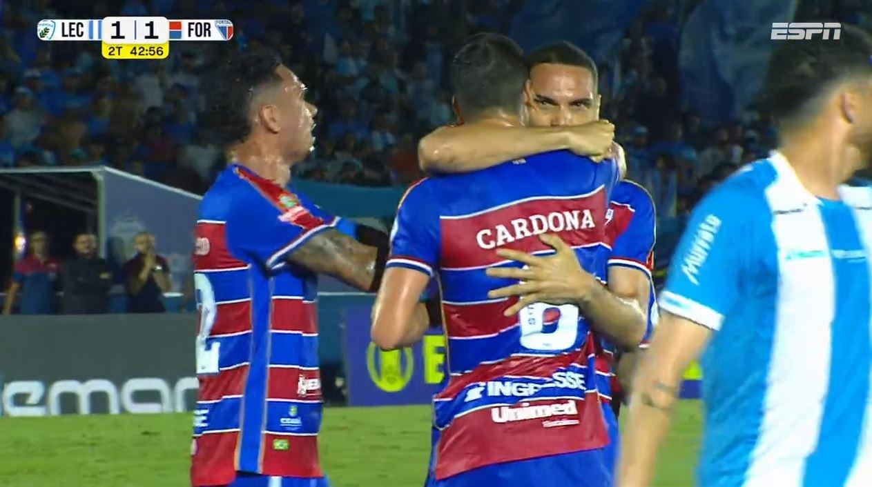 Fortaleza de novo na frente! De zagueiro para zagueiro, Neris marca de cabeça e garante vantagem contra o Londrina; VEJA