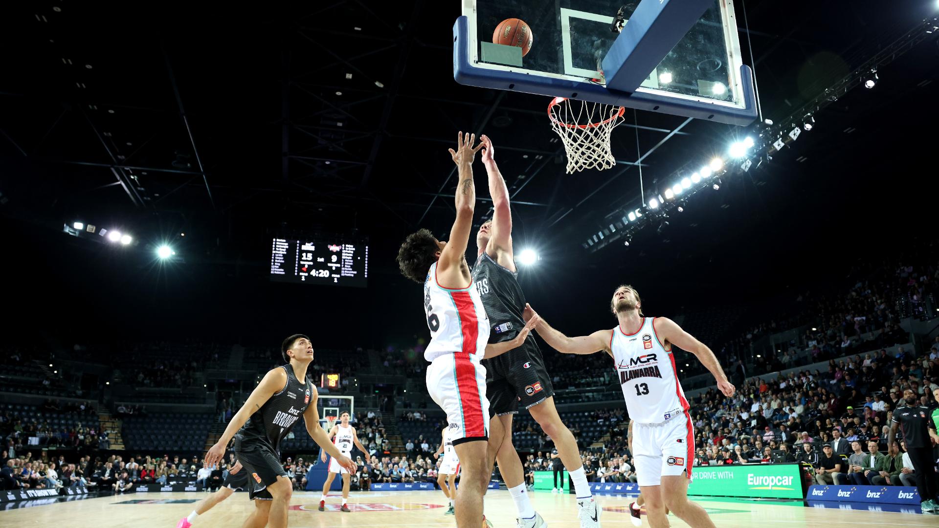 Mennenga drops 21 points in the first half against the Hawks