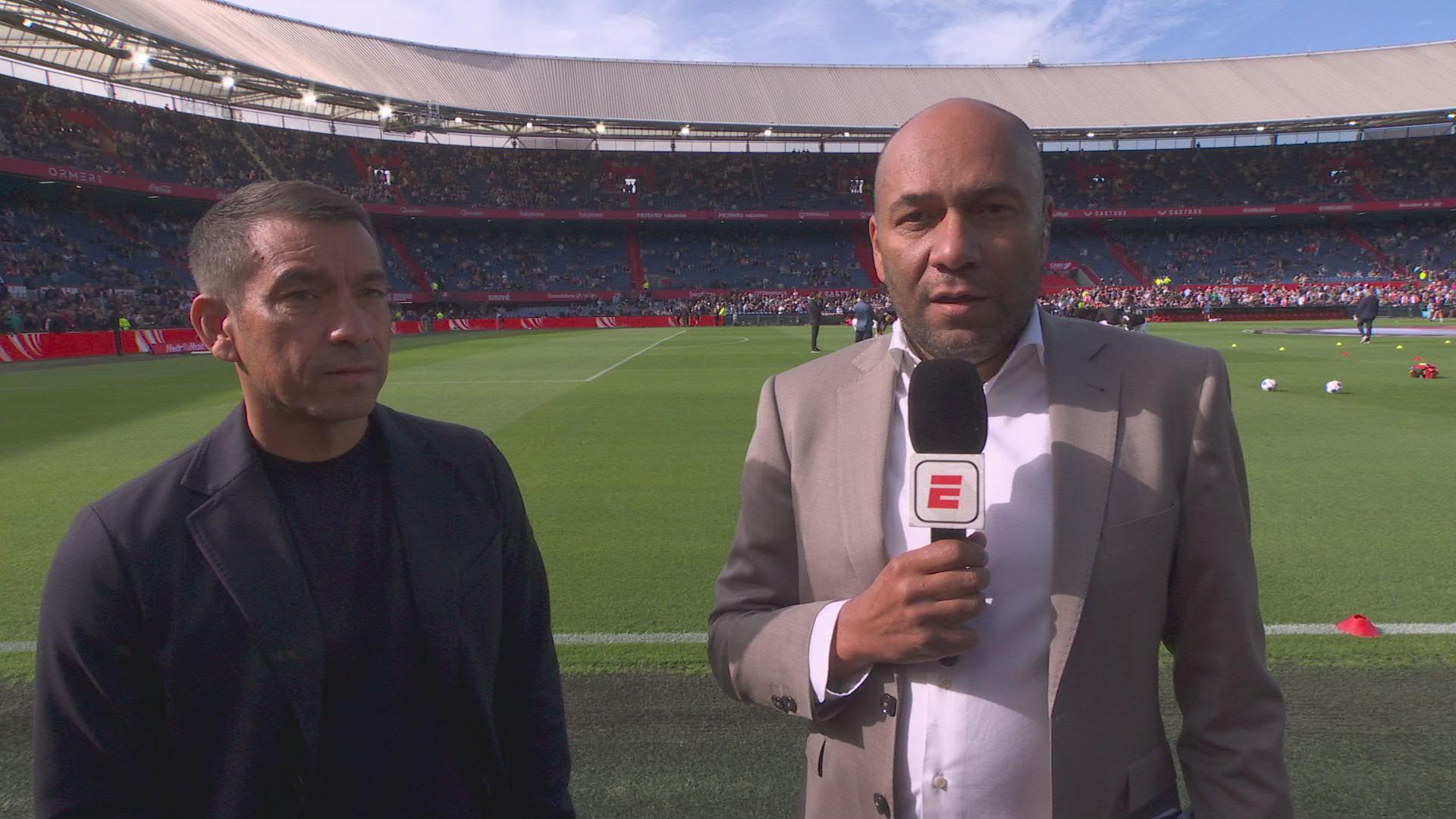 Van Bronckhorst over aanwezigheid bondscoach Xavi: "Iemand met wie ik altijd contact ben blijven houden"