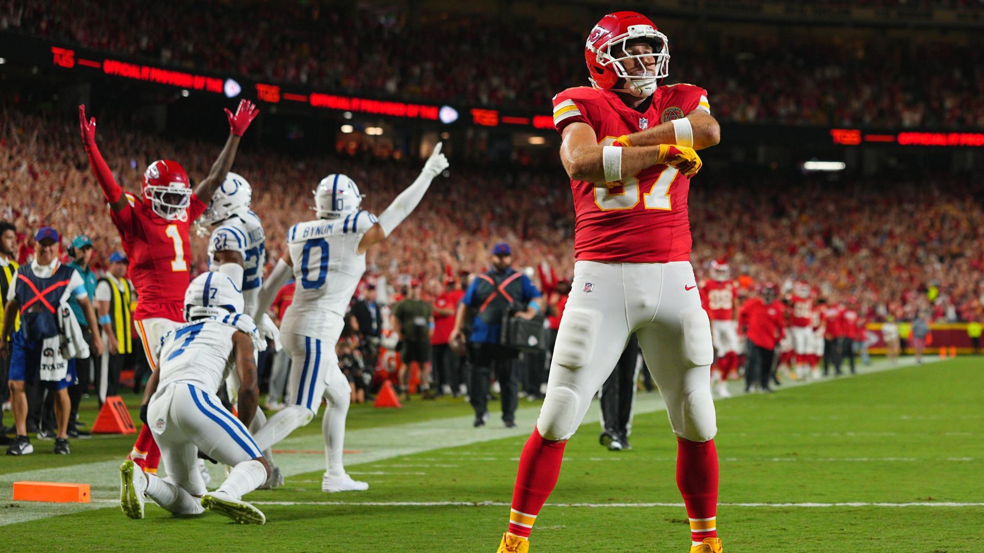 Travis Kelce encuentra la zona de anotación tras pase de Patrick Mahomes