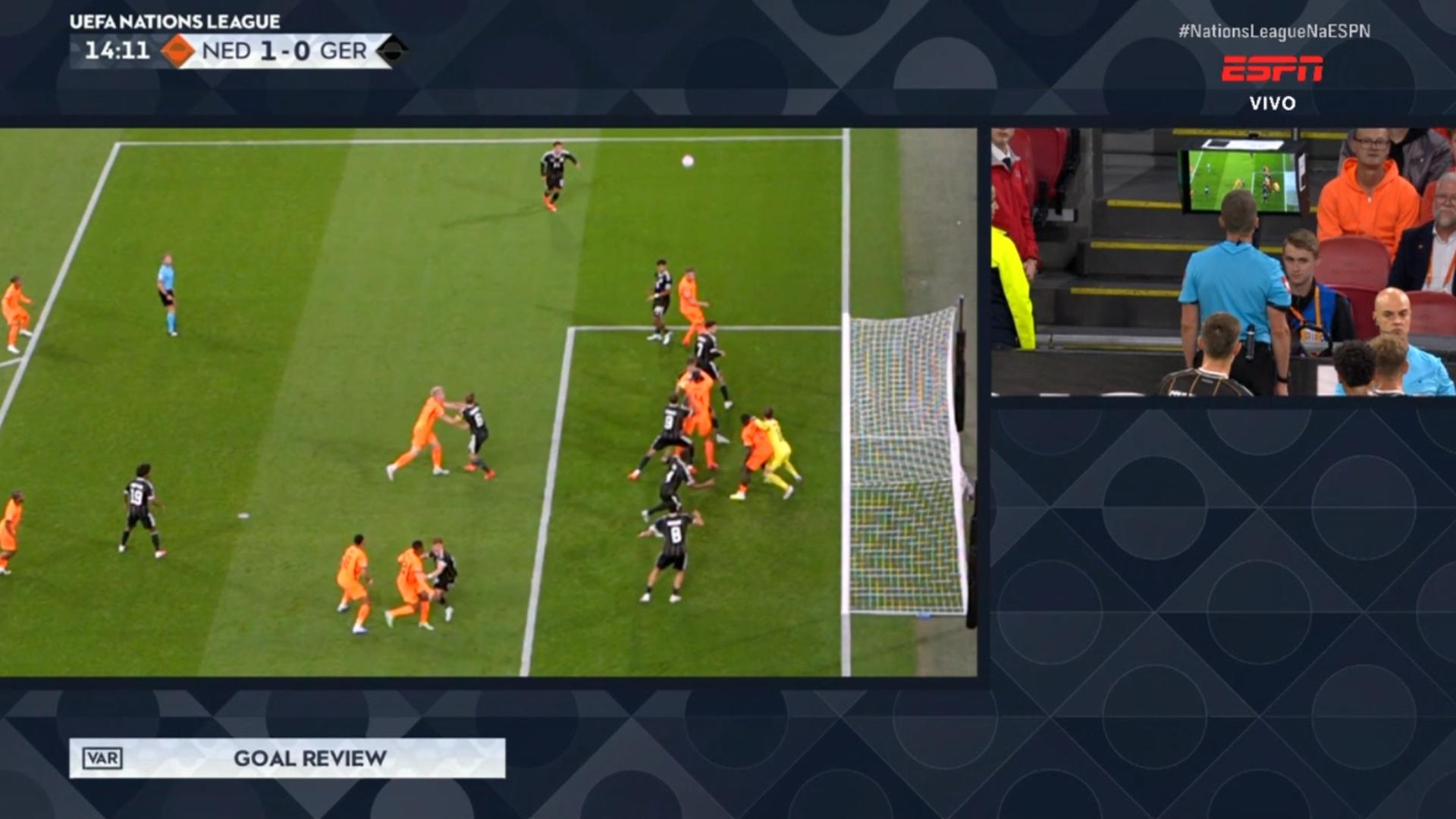 Gol anulado da Holanda! Van Dijk sobe sozinho, mas árbitro marca falta no goleiro e não vale; VEJA