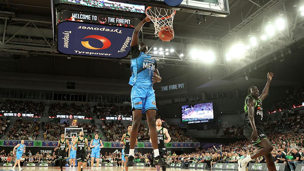 Machar, Swartz trade dunks early