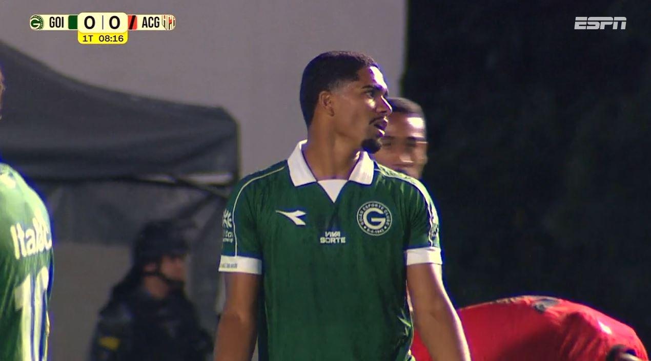 Primeira grande chance do clássico goiano! Kadu gira e finaliza de bate-pronto em oportunidade do Goiás