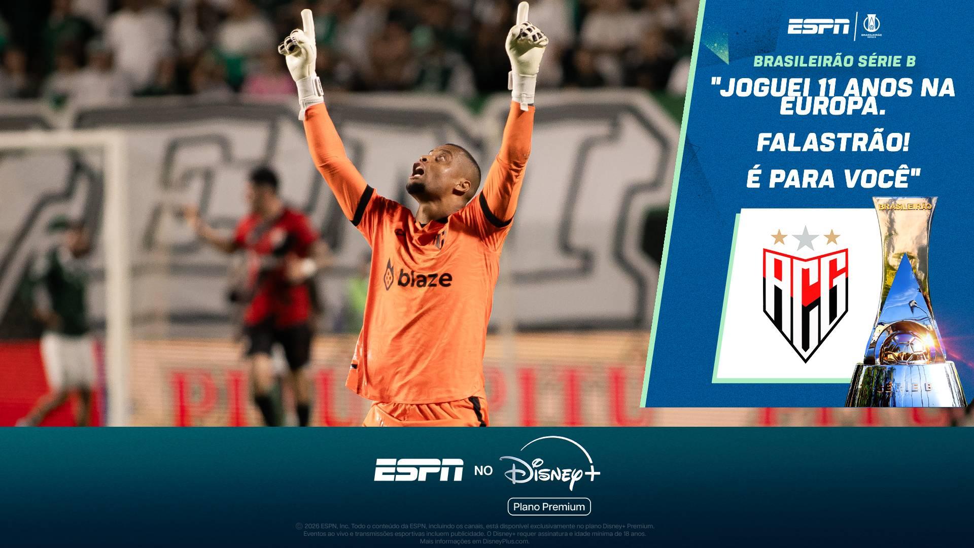 Goleiro do Atlético-GO aponta e dispara em direção a camarote de cartolas do próprio clube: 'É para você, falastrão!'