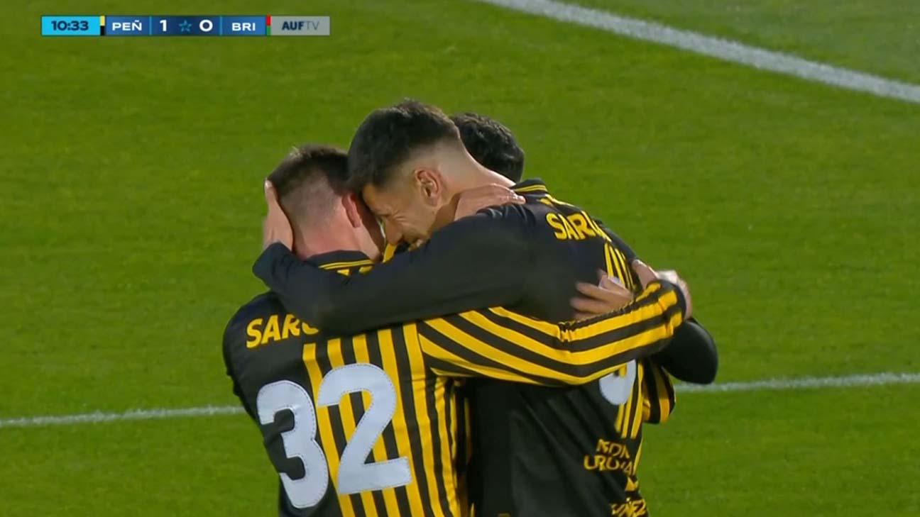 ¡Pirueta top de Ferreira y golazo de Peñarol en el Estadio Centenario!