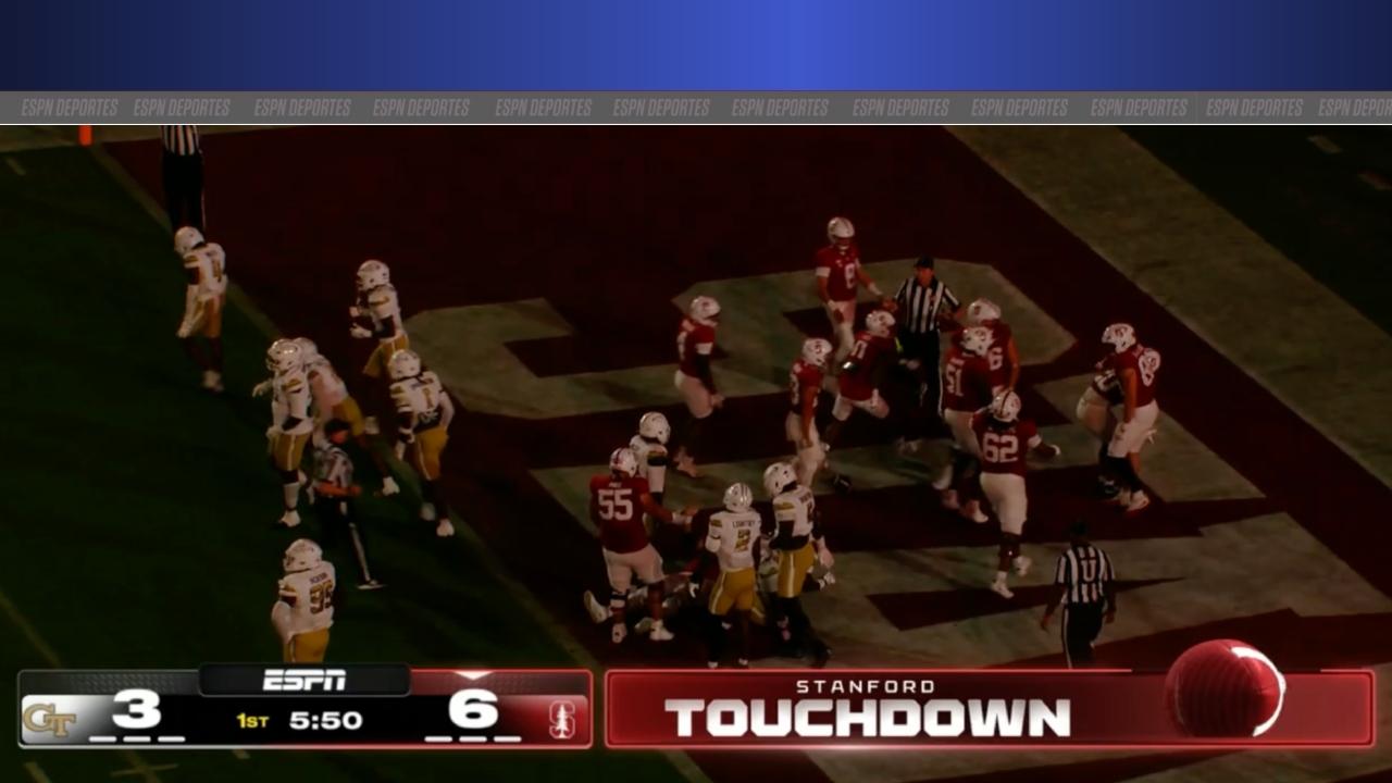 Micah Ford corre para un touchdown de 7 yardas.