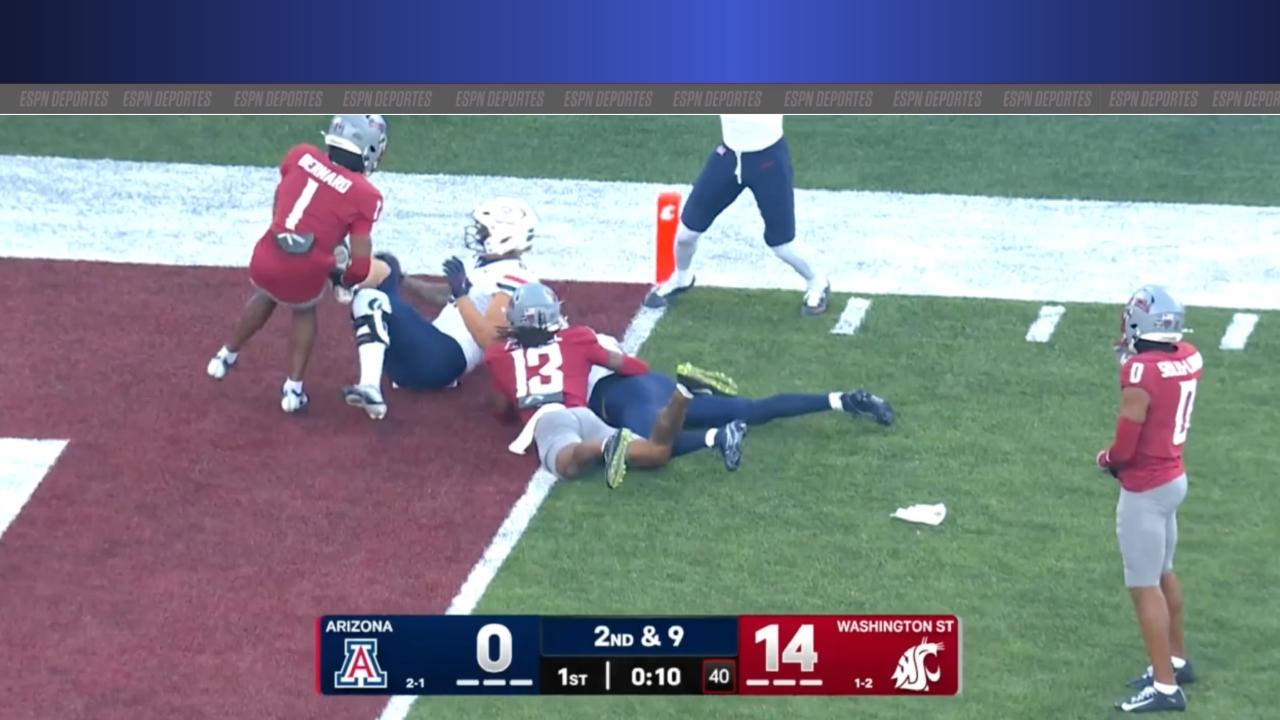 Tre Spivey lucha hasta cruzar la línea de gol para anotar un touchdown de Arizona.