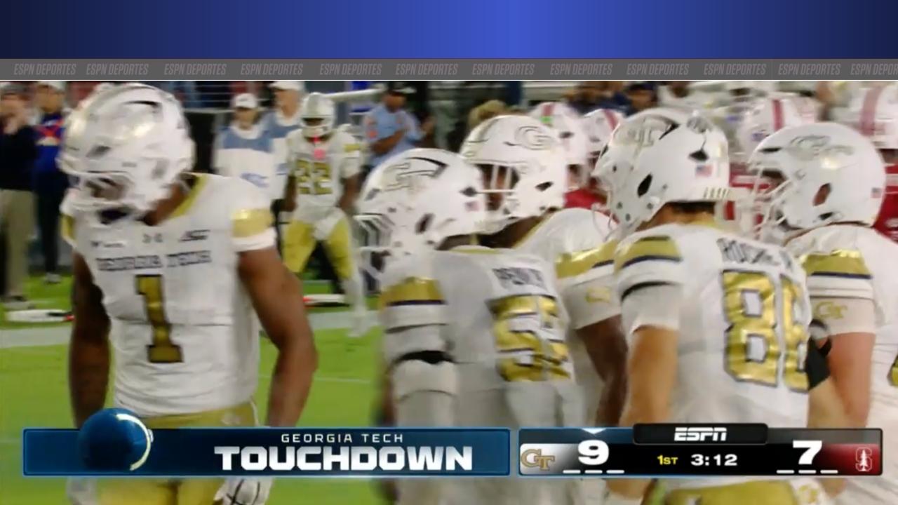 Alberto Mendoza lanza un pase de touchdown de 9 yardas a Trelain Maddox.