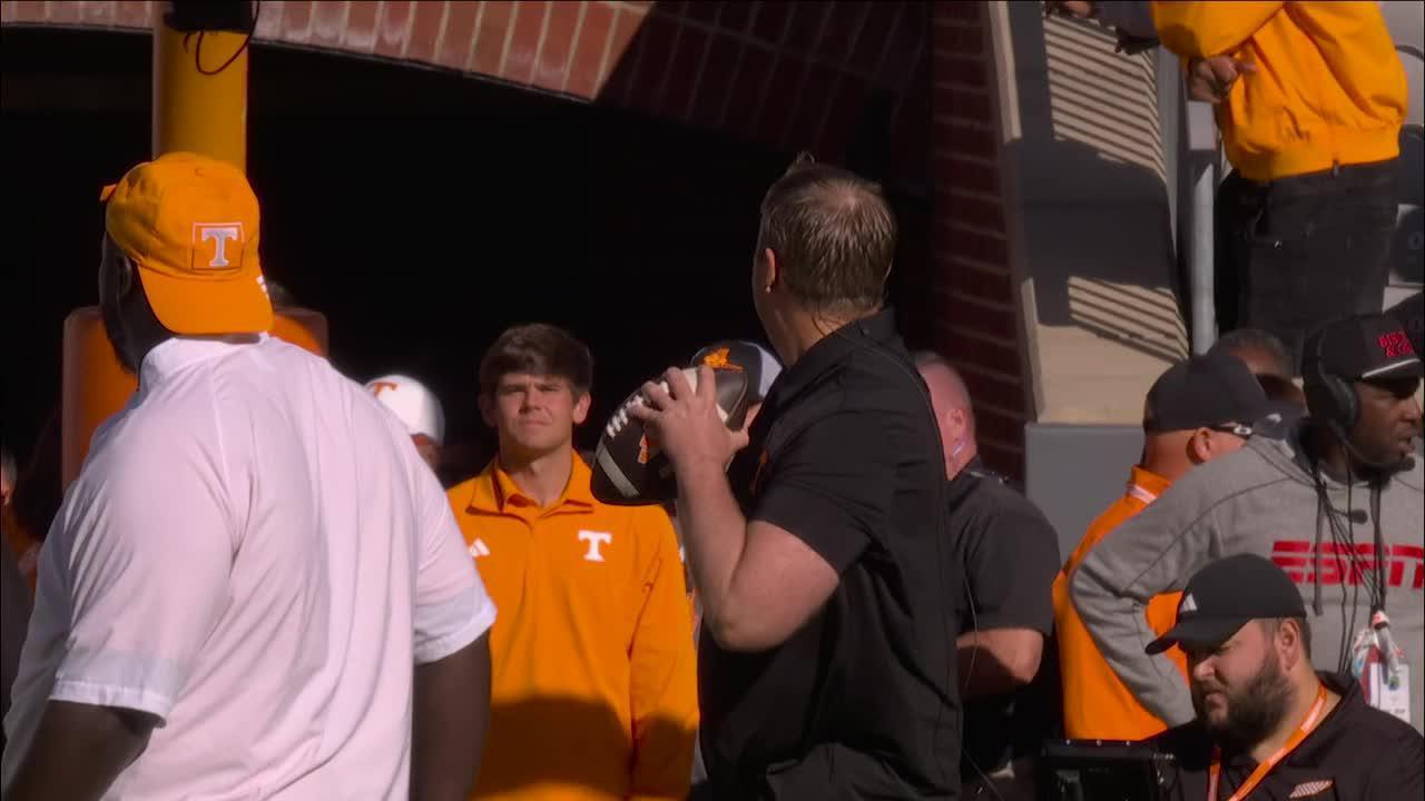 Tennessee HC drills 25-yard crossbar throw, wins $100,000 for charity