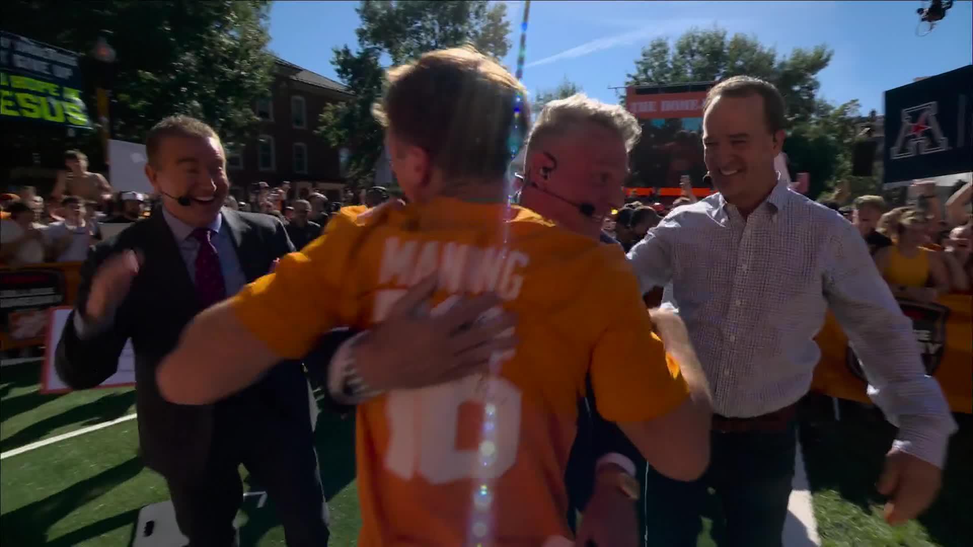 Tennessee fan makes kick barefoot to win $1.5 million on 'College GameDay'
