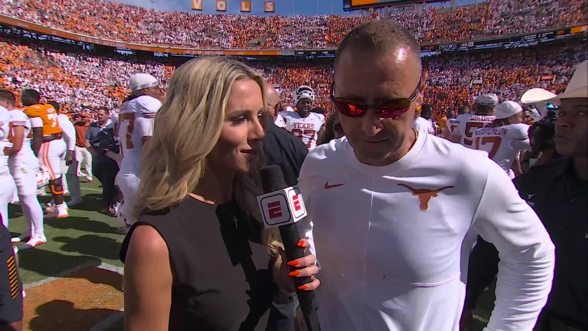 Colin Simmons ties program-record with 5 sacks as No. 1 Texas beats No. 14 Tennessee 20-17