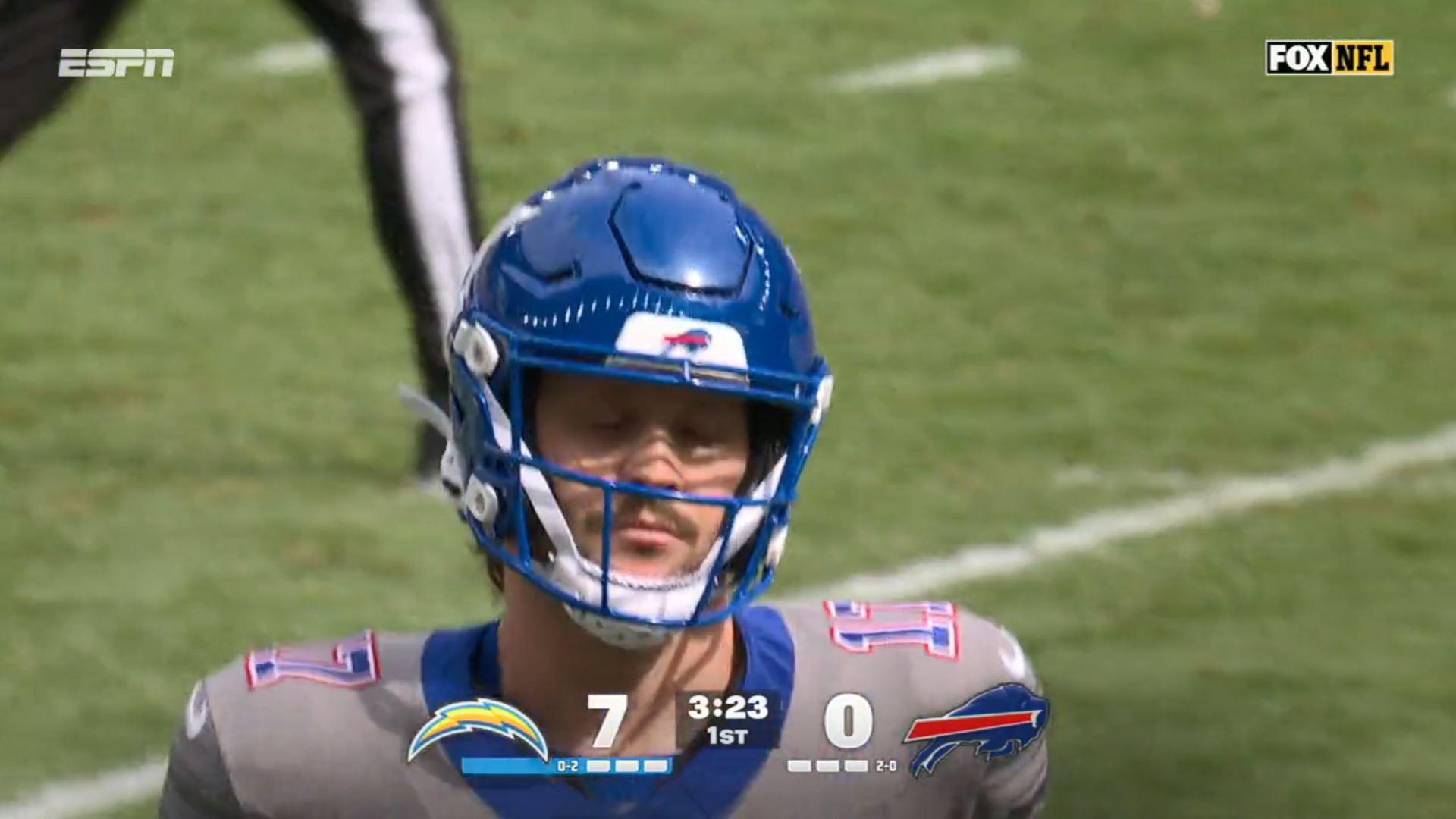 Josh Allen interceptado! Quarterback dos Bills é surpreendido por Smith e perde a bola