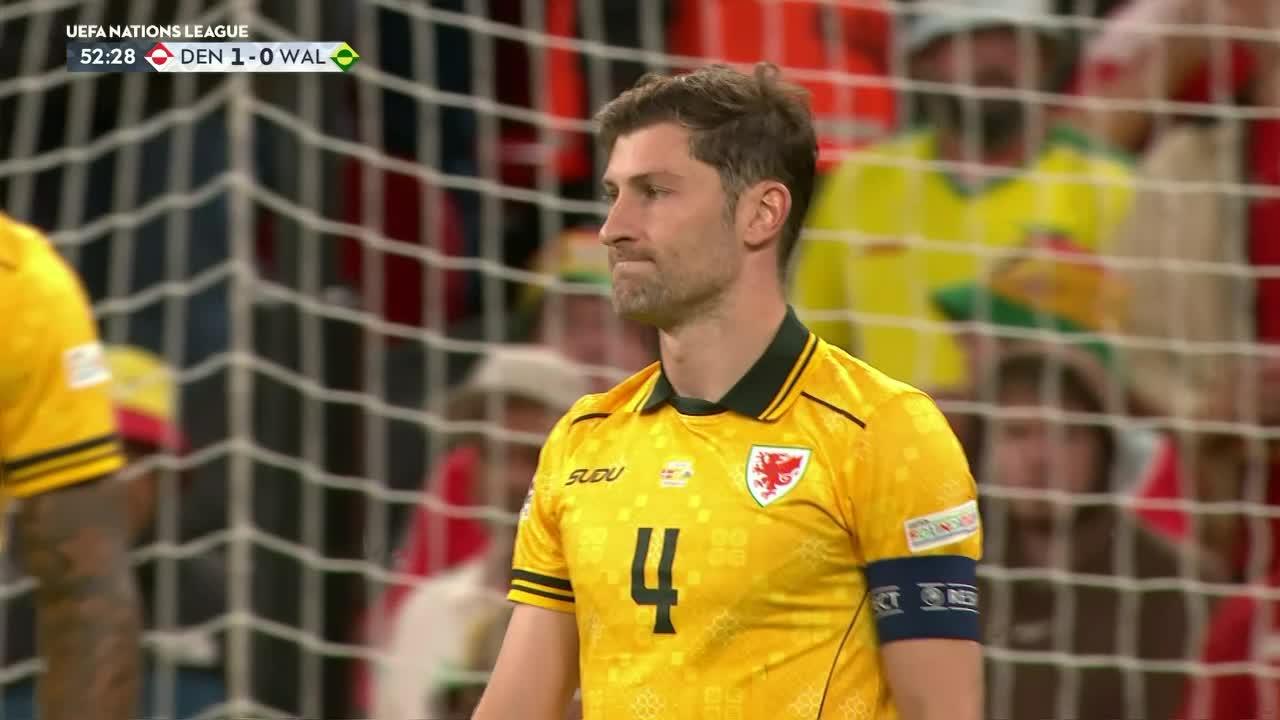 Ben Davies la metió en contra y Dinamarca festejó el 1-0