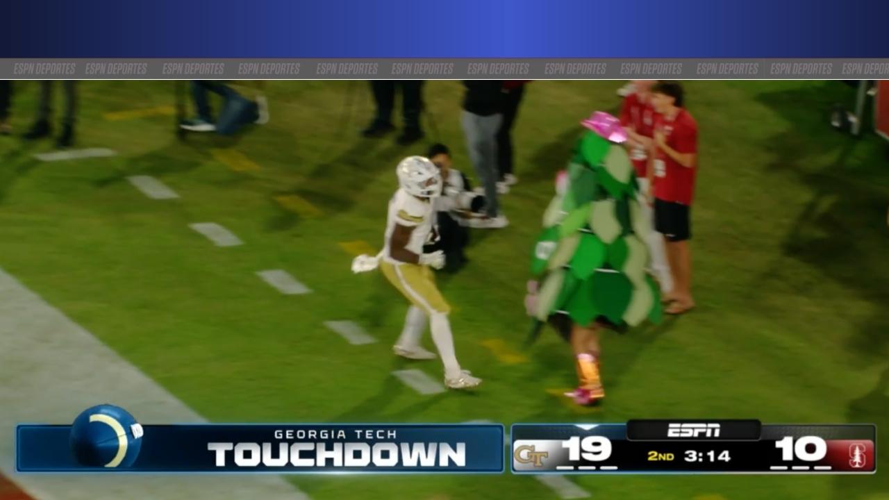 Trelain Maddox corre 20 yardas para anotar el touchdown.