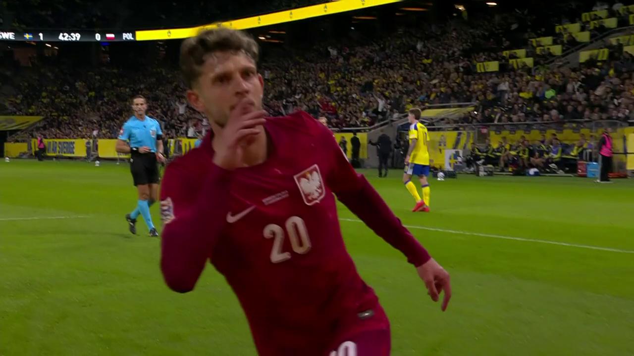 ¡Palo y gol: Szymanski lo empató para Polonia!