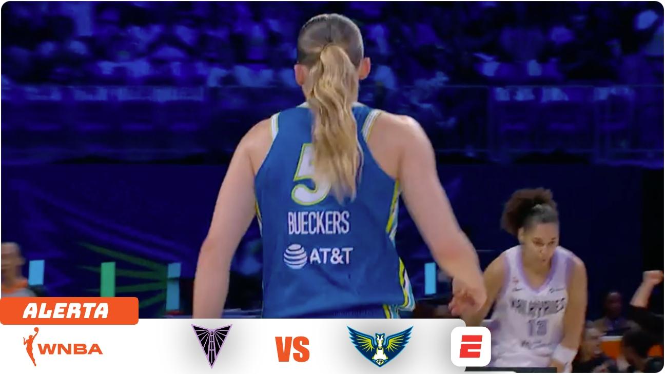 Paige Bueckers encesta un triple para Wings.