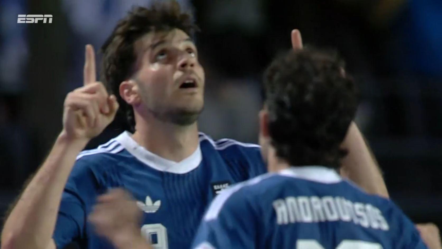 Gol da Grécia! Ioannidis finaliza de forma impecável para abrir o placar contra a Holanda