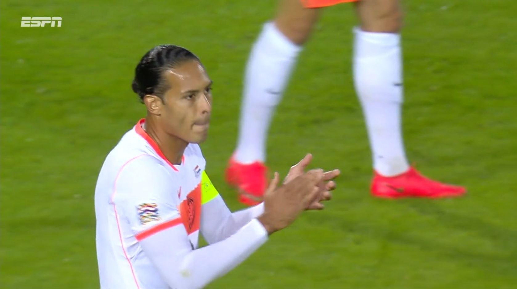 Gol da Holanda! Van Dijk sobe mais alto do que a defesa da Grécia para diminuir o placar