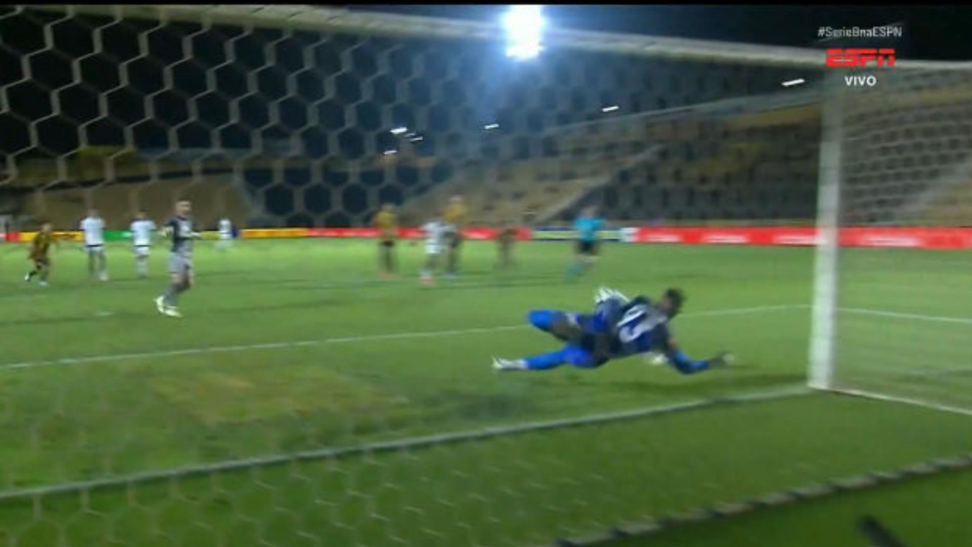 ESPETACULAR! Jordi defende pênalti de Tadeu e faz milagre no rebote para evitar gol do Goiás; VEJA