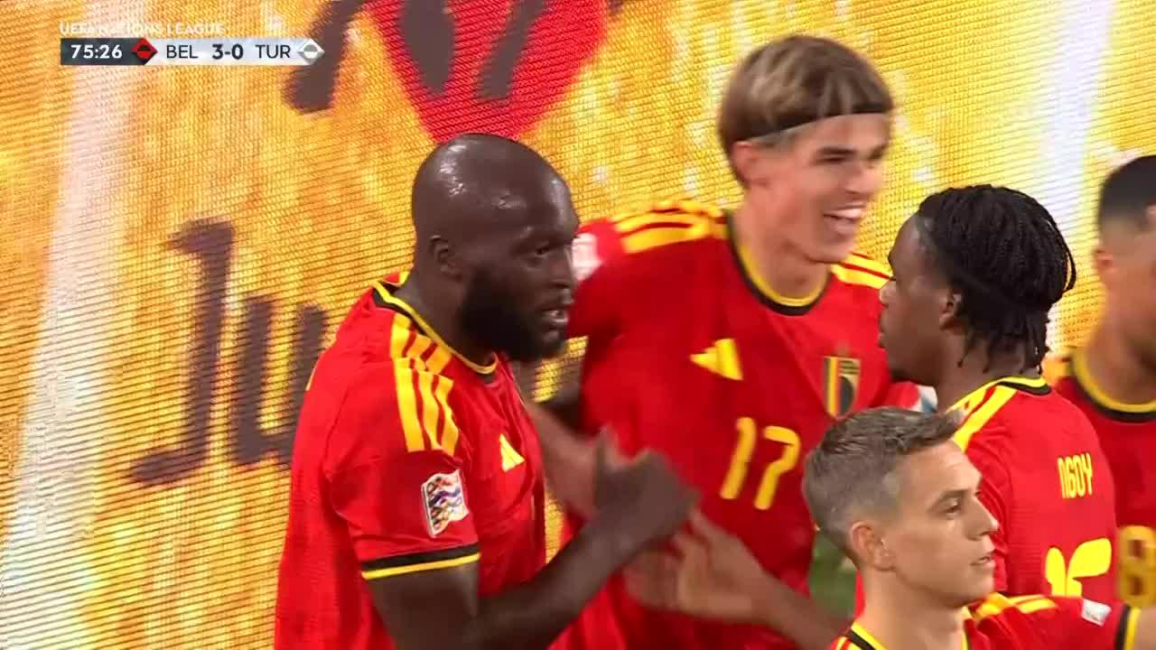 Bélgica jugó rápido un tiro libre y Lukaku estiró la ventaja