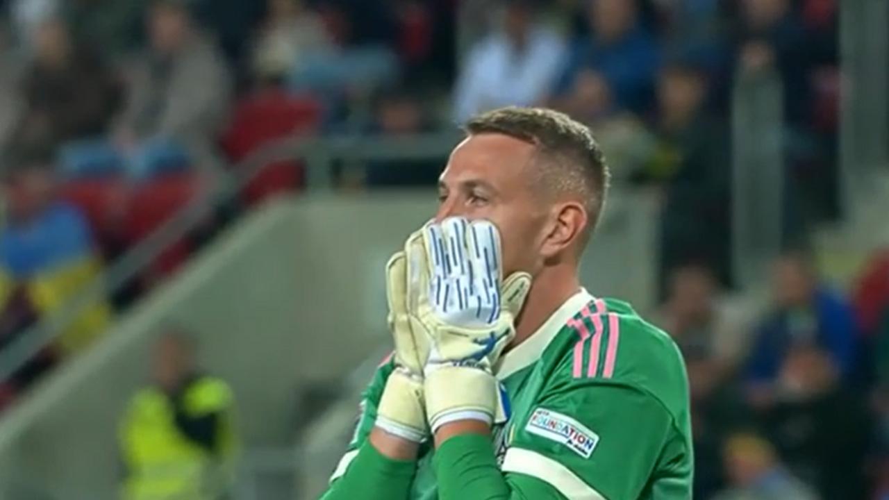 ¡Blooper del arquero Riznyk para el tercero de Irlanda del Norte!