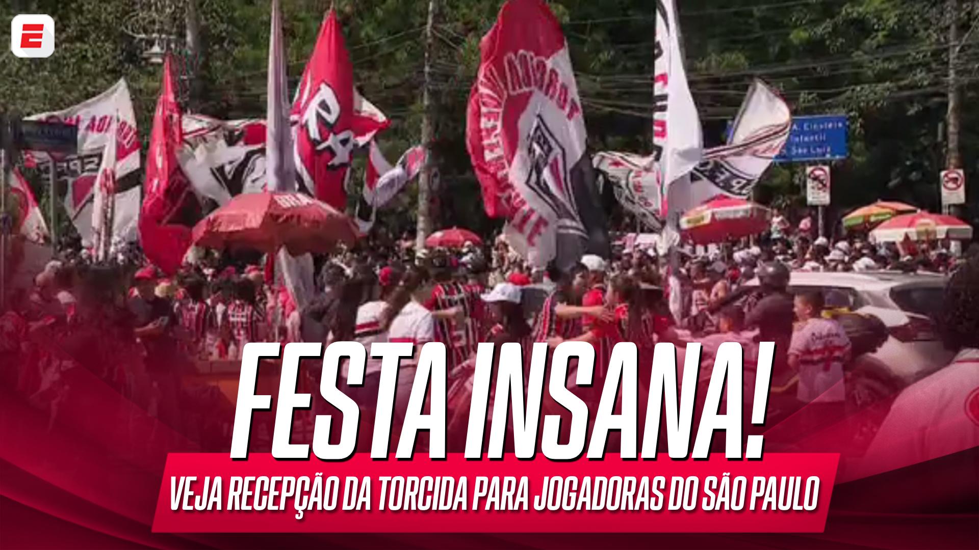 Torcida do São Paulo faz festa insana para receber jogadoras antes de jogo contra o Corinthians pela final do Campeonato Brasileiro feminino; VEJA