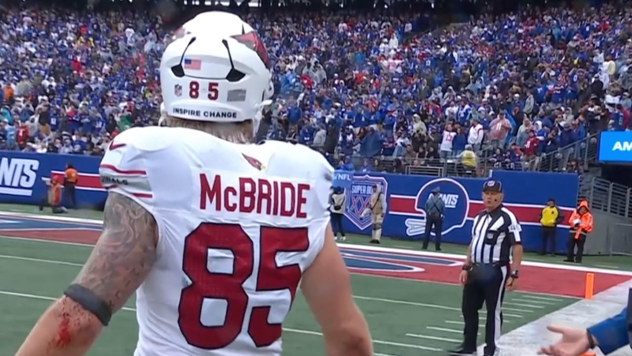 Polémico cruce de palabras de un ofcial con Trey McBride