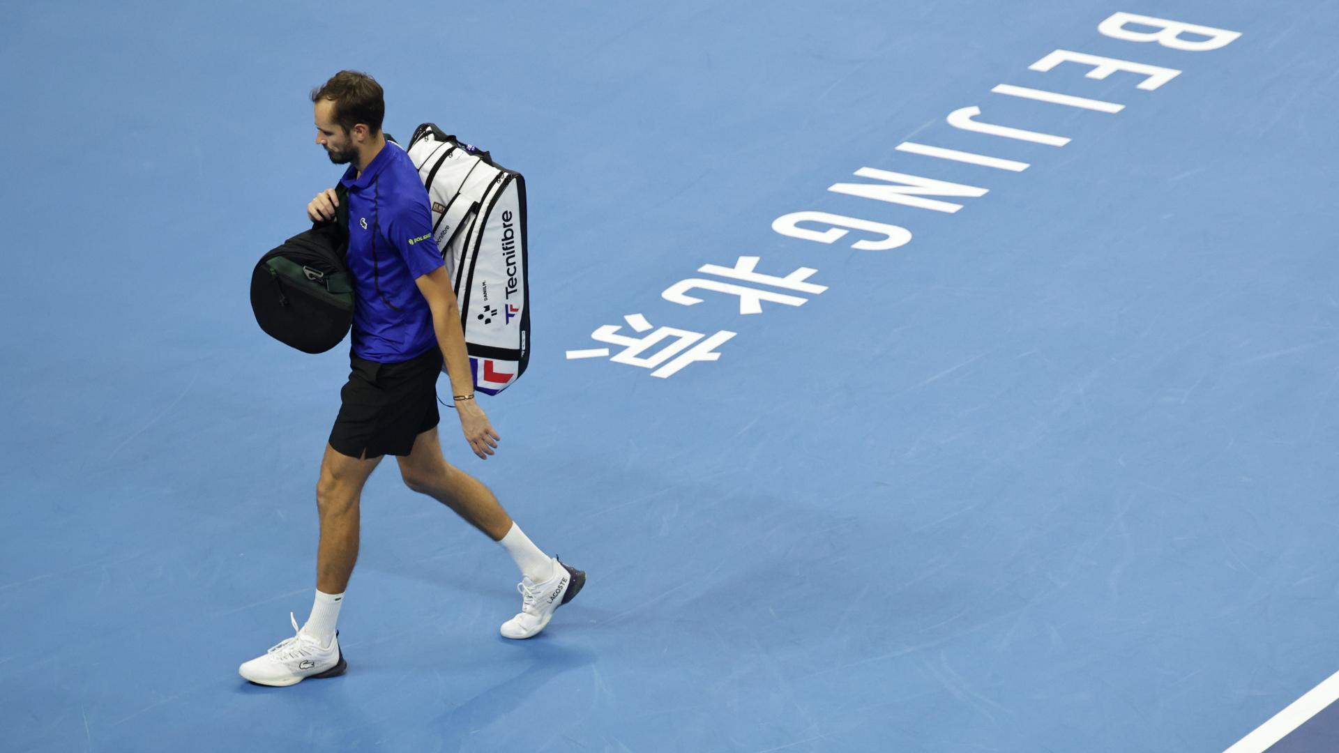 Daniil Medvedev DQ'd after hitting ball into stands that strikes spectator's face