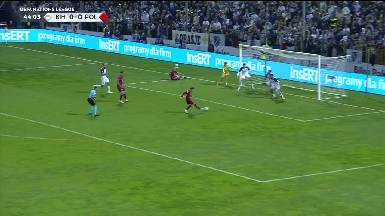 Nikola Katic y una salvada espectacular para evitar el gol de Polonia
