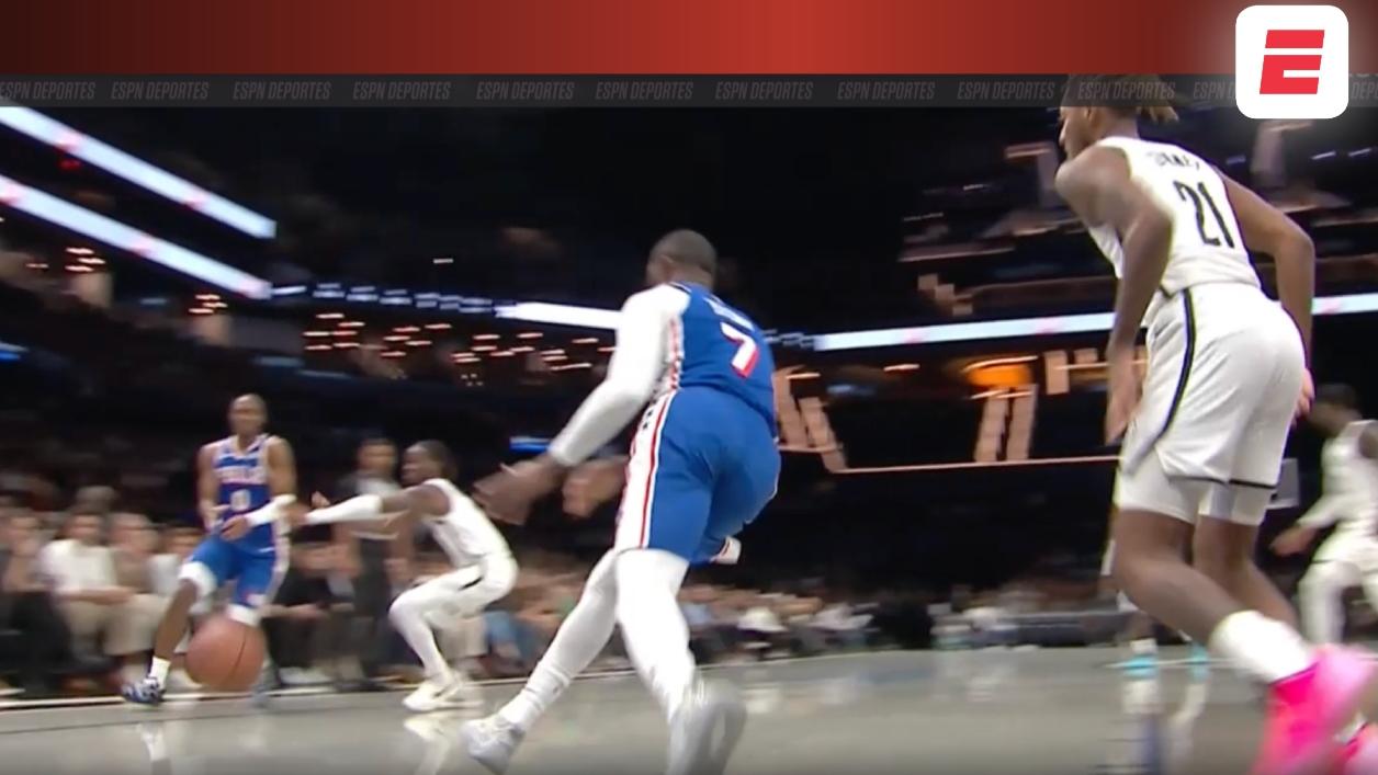 Tyrese Maxey se luce con una potente clavada ante Brooklyn Nets.