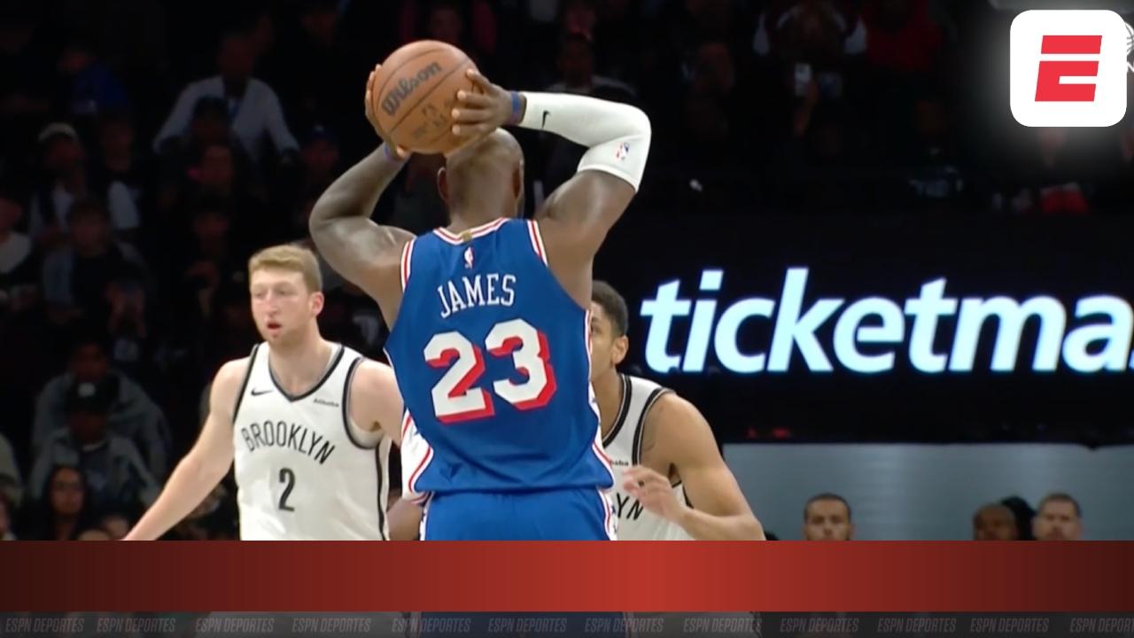 Jabari Walker sacude el aro con una clavada.
