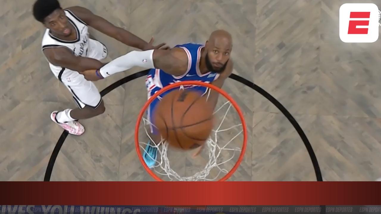 LeBron James anota su primera canasta como Sixer con un tiro al tablero.