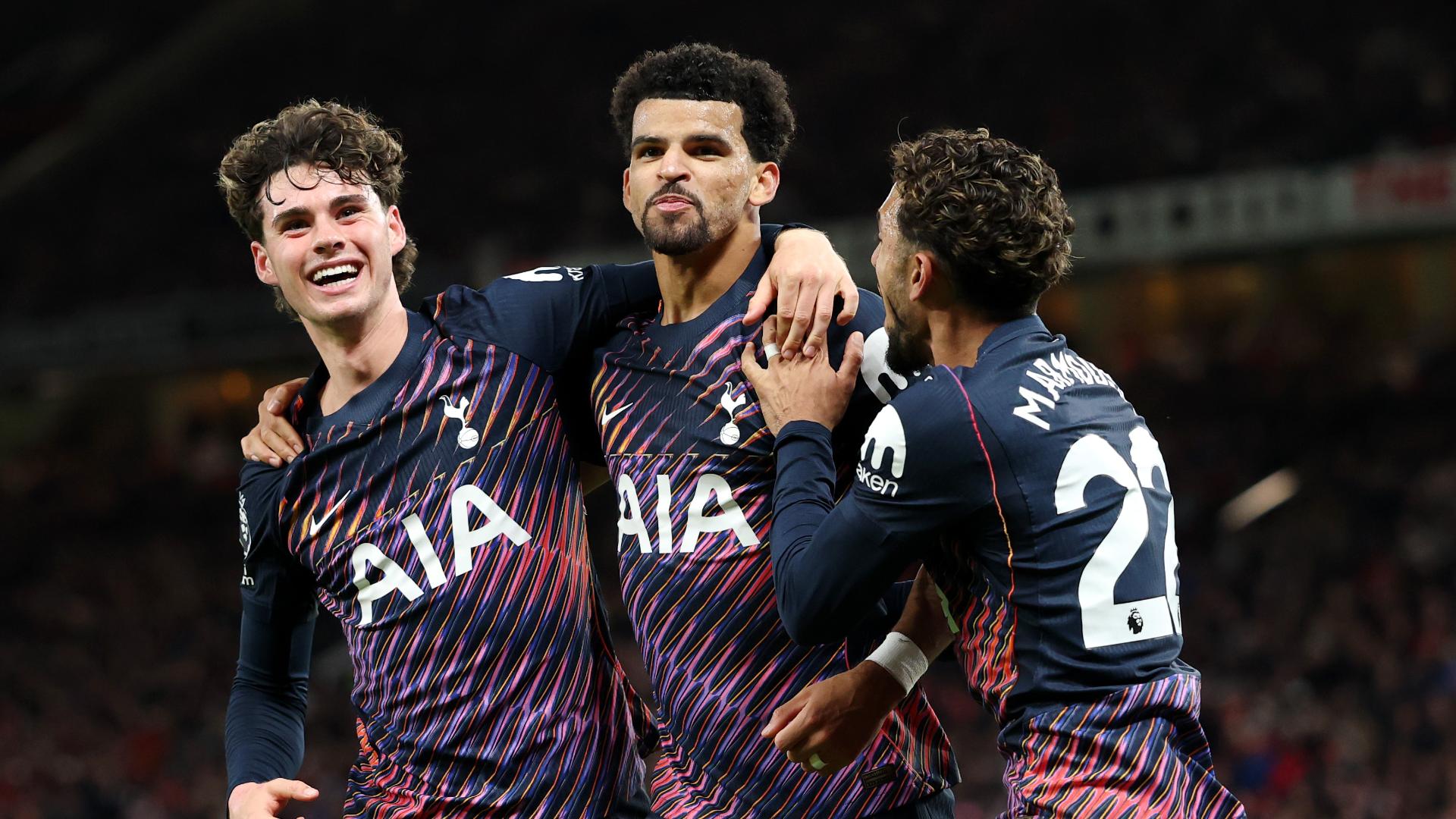 Solanke rescues point for 10-man Spurs against United