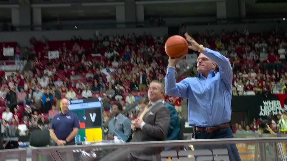 Pat McAfee gets the crowd going with deep bucket